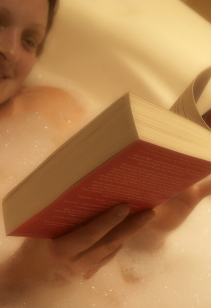 制定一个‘睡前仪式’，其中包括那些可以使人放松的活动，例如泡澡或阅读。  